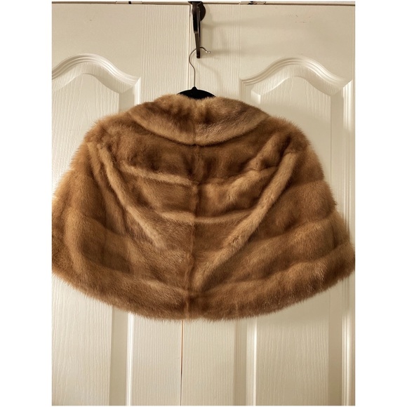 Fur label authority A644638 woman’s cape - Picture 4 of 12